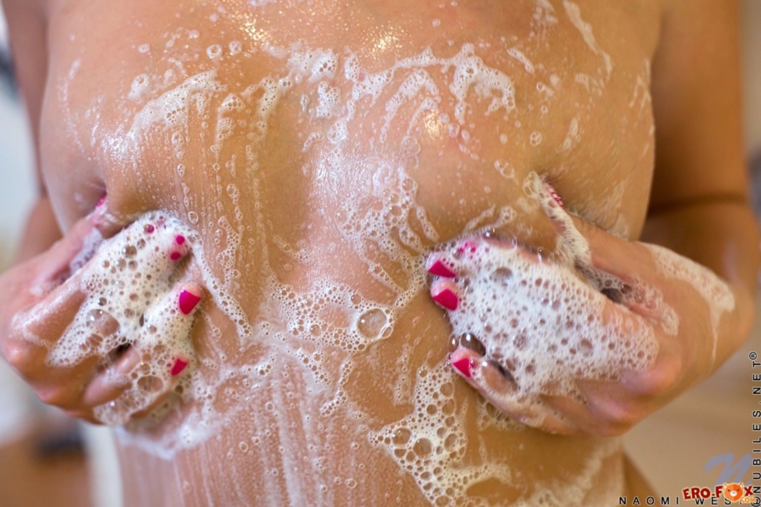 Молодая голая девушка принимает душ - фото